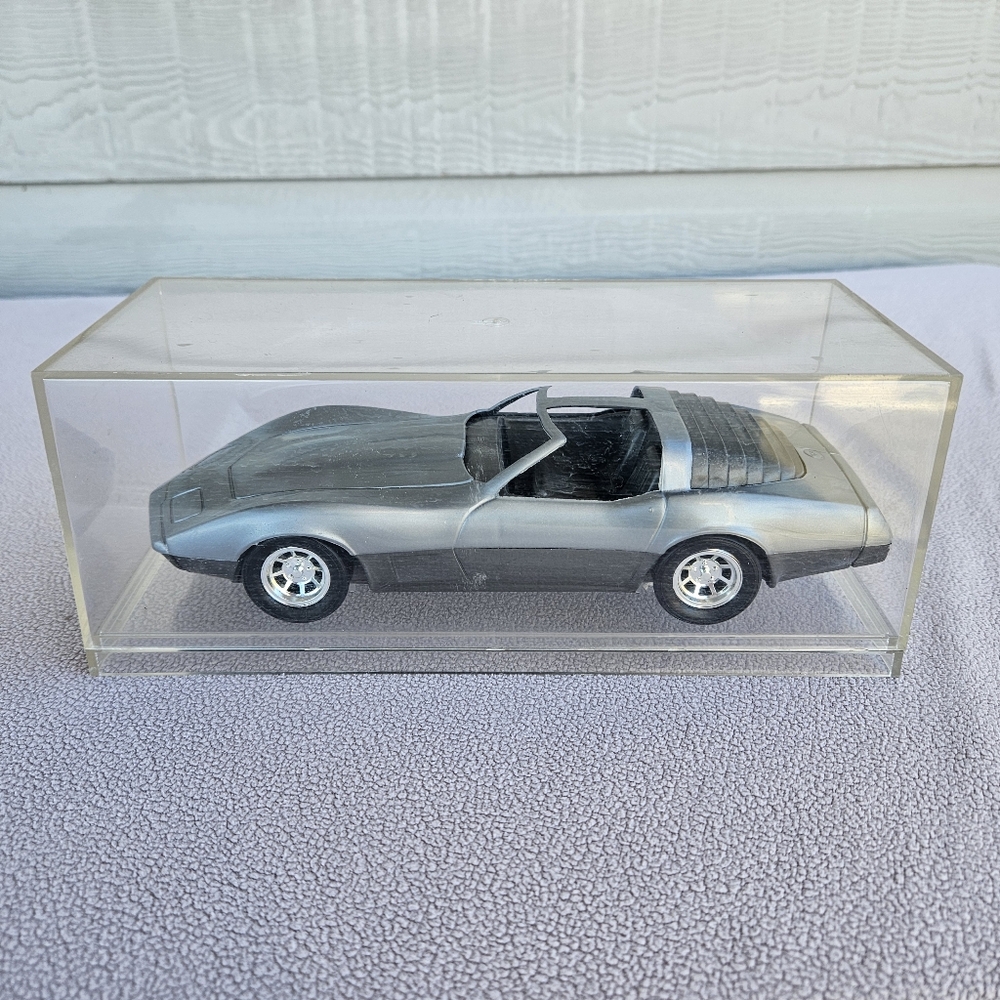 Testors Corvette Built Plastic Model 1:24 Car with Display Case